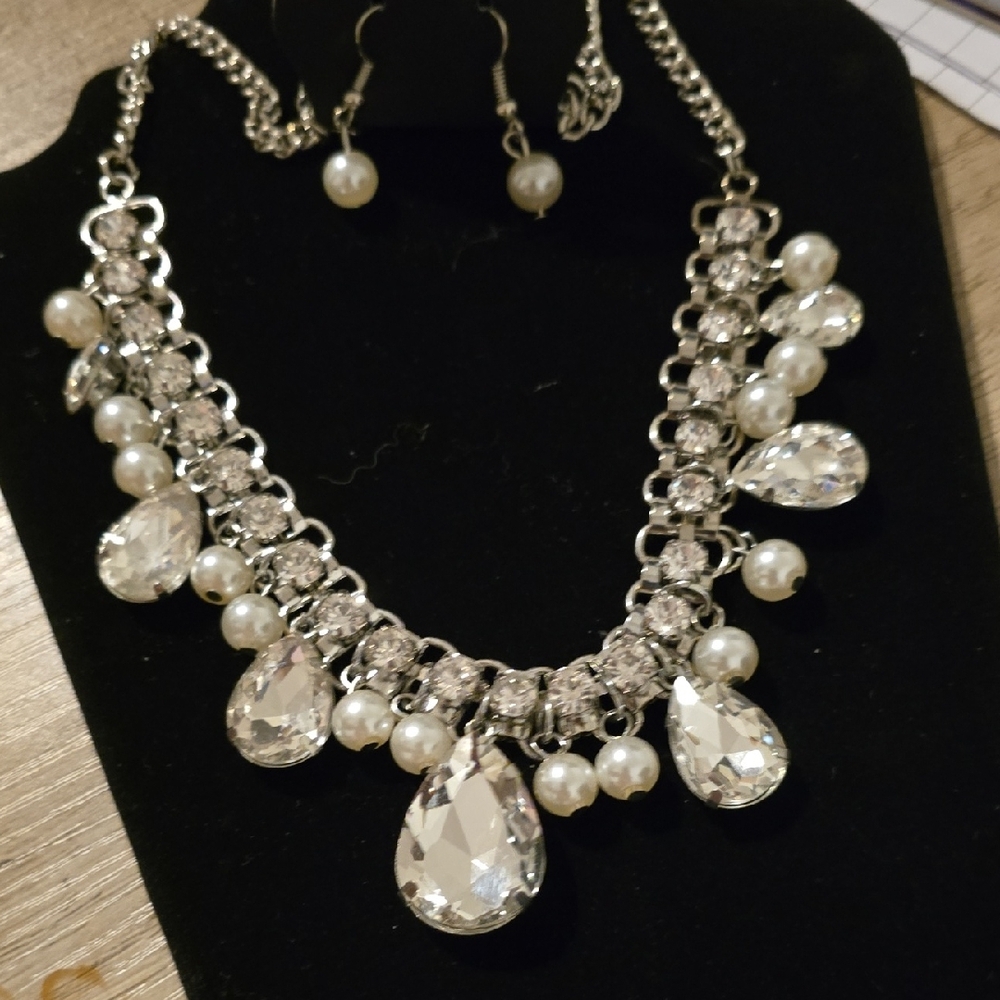 NWT Silver and White Statement Necklace
